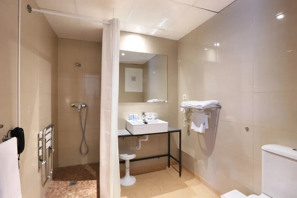 Kupatilo sa tuš kabinom i umivaonikom · Hotel Brasil, Benidorm