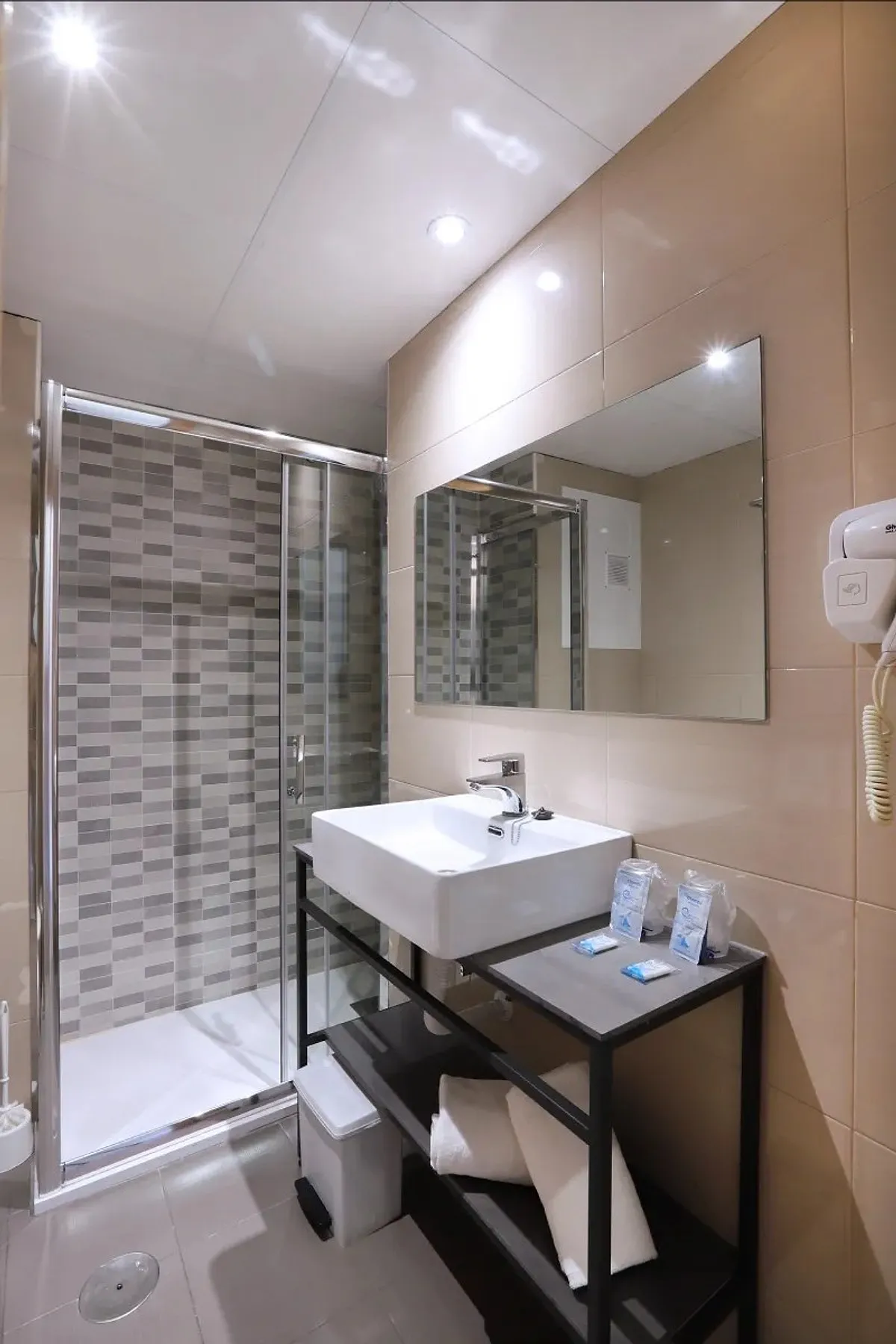 Kupatilo sa tuš kabinom i crnim umivaonikom · Hotel Brasil, Benidorm