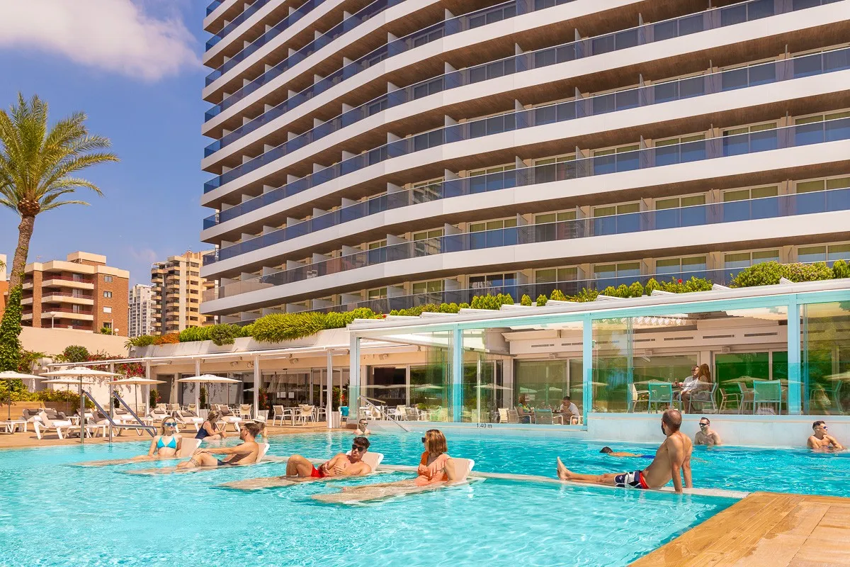 Bazen sa gostima ispod zgrade hotela · Hotel Don Pancho, Benidorm
