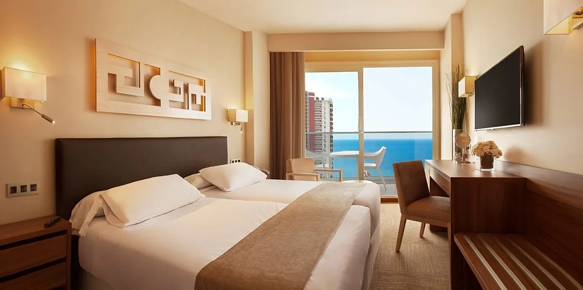 Soba sa bračnim krevetom i balkonskim vratima ka moru · Hotel Don Pancho, Benidorm