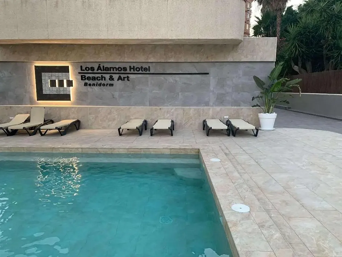 Bazen sa ležaljkama i svetlećim natpisom hotela · Hotel Los Alamos, Benidorm