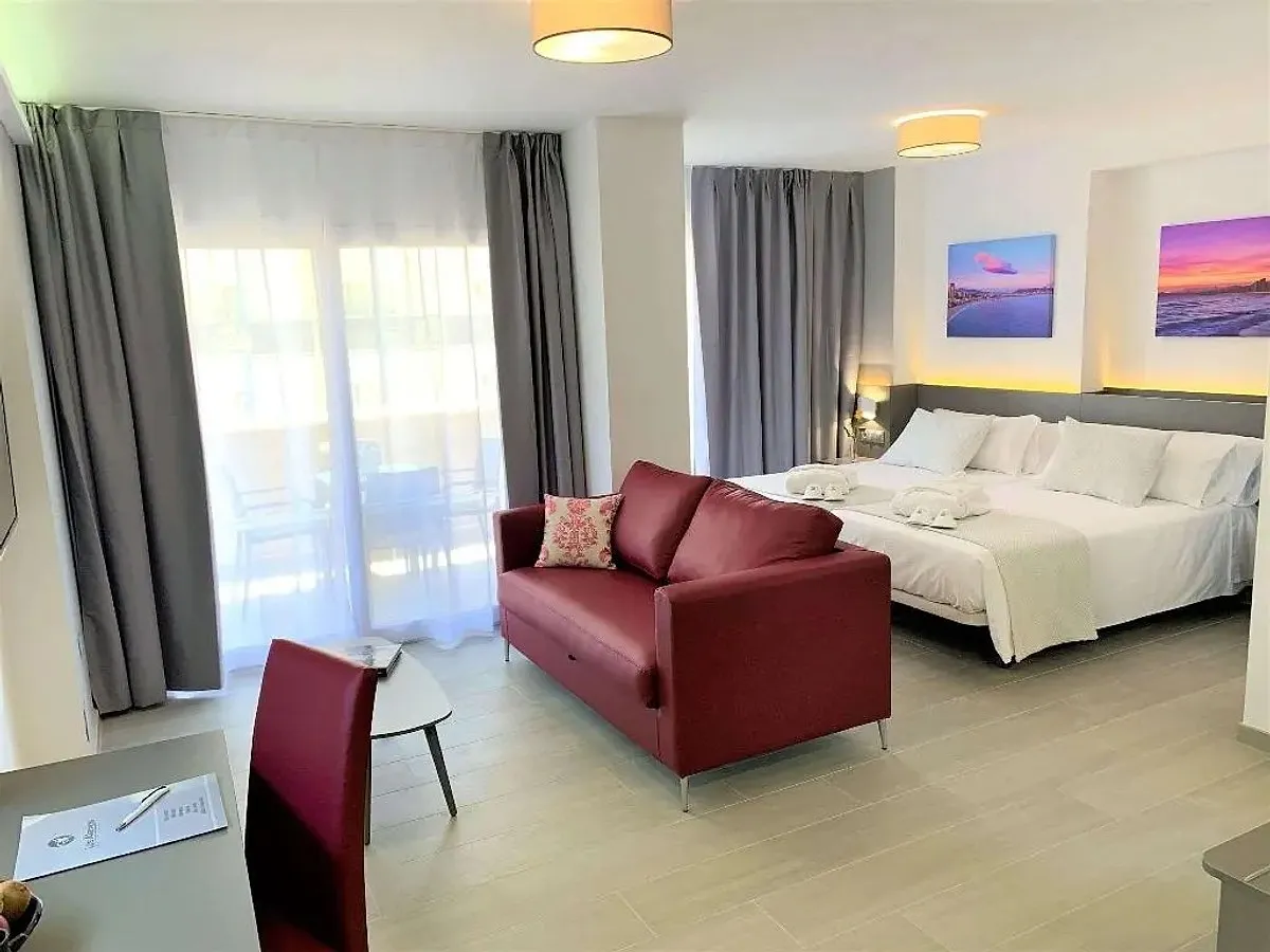 Soba sa bračnim krevetom i crvenim foteljem · Hotel Los Alamos, Benidorm