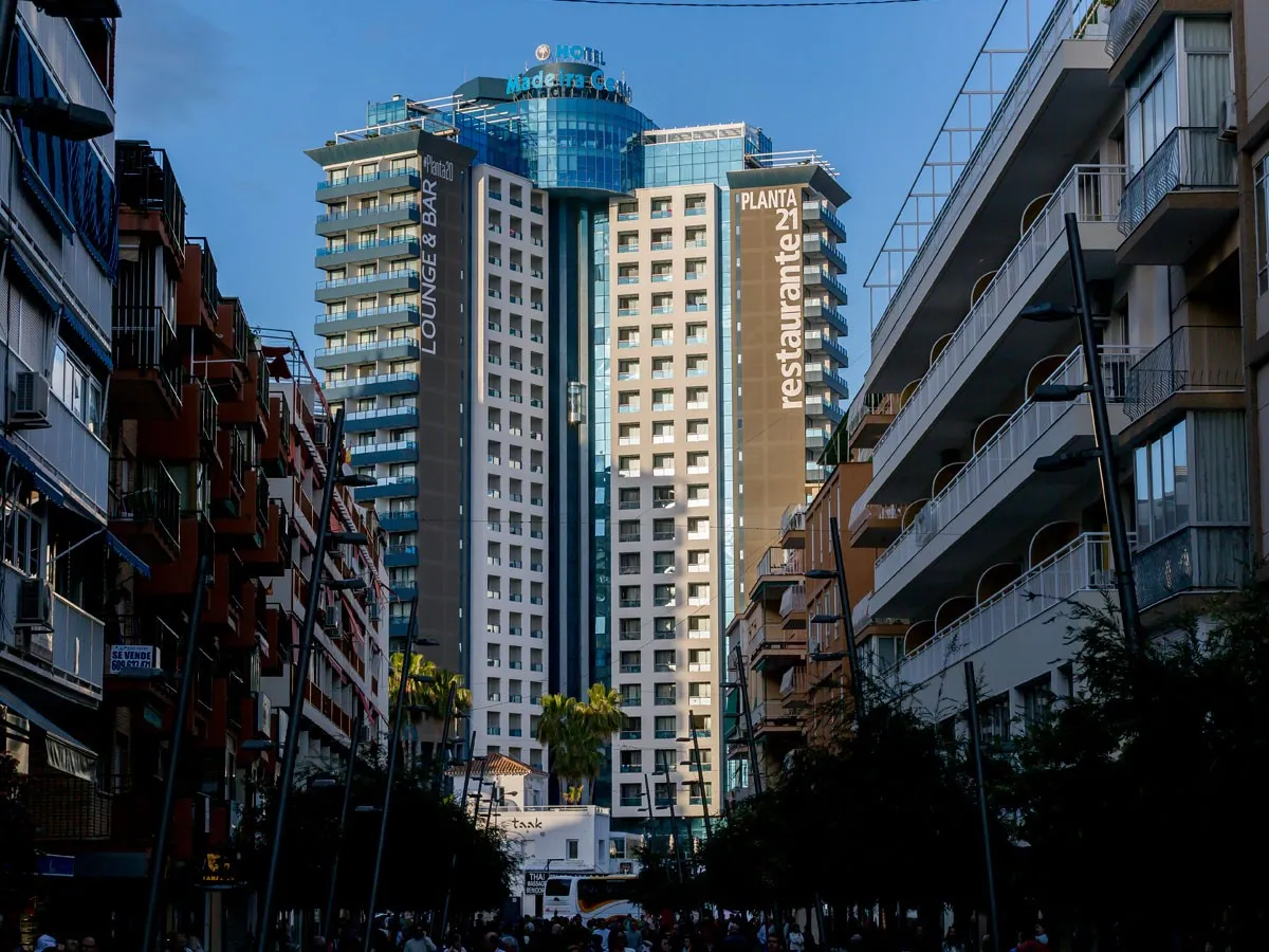 Toranj hotela u ulici u sumrak · Hotel Madeira Centro, Benidorm