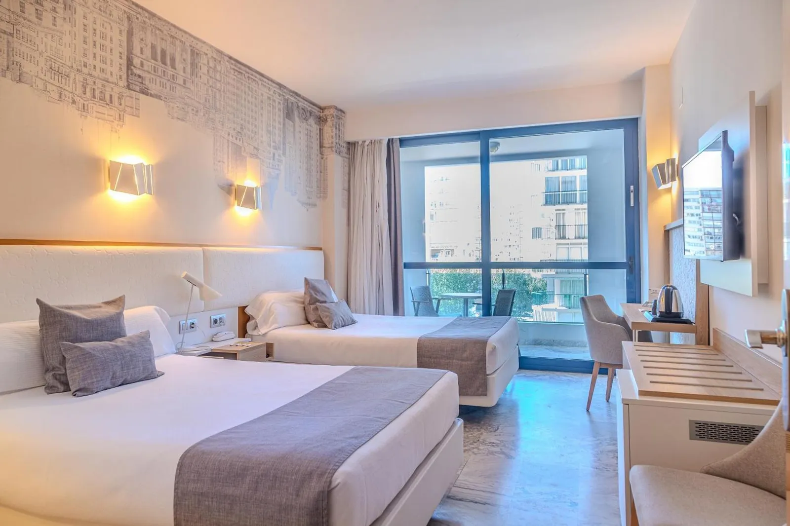 Soba sa bračnim krevetom i staklenim zidom · Hotel Madeira Centro, Benidorm