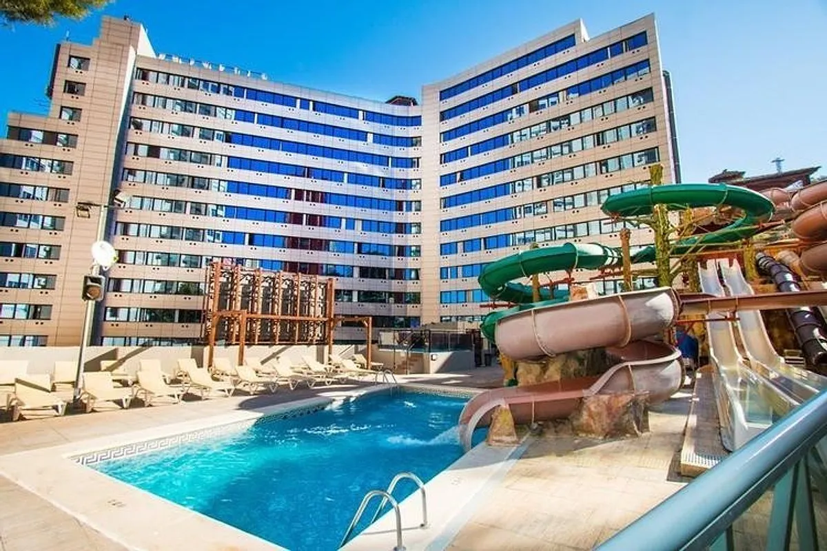Zgrada hotela sa bazenom i toboganima akvaparka · Hotel Magic Aqua Rock Gardens, Benidorm