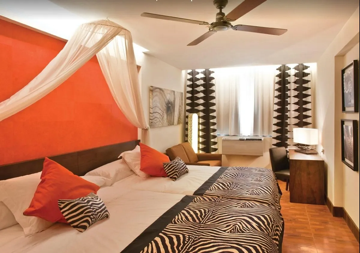 Soba sa bračnim krevetom, narandžastim zavesama i zebrastim motivima · Hotel Magic Aqua Rock Gardens, Benidorm
