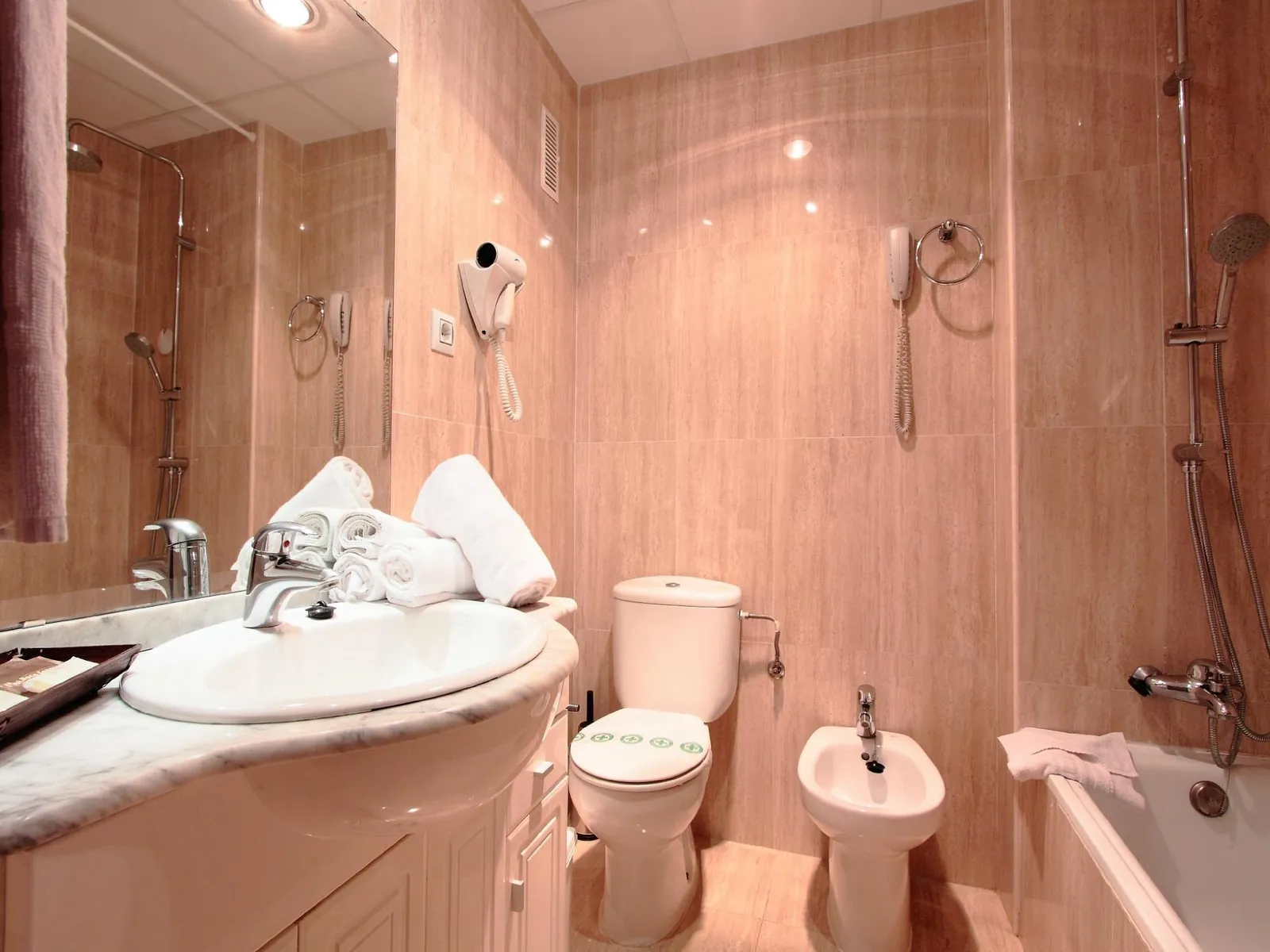 Kupatilo sa umivaonikom, bideom i kadom · Hotel Magic Aqua Rock Gardens, Benidorm