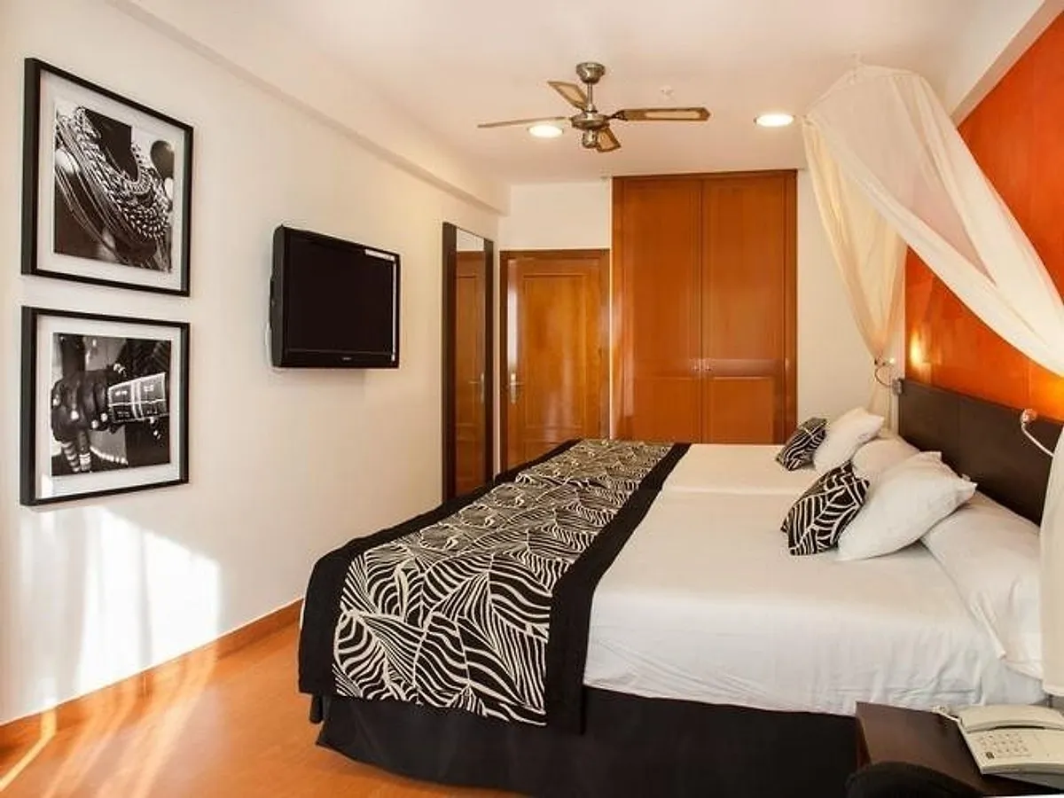 Soba sa bračnim krevetom, zebrastim prekrivačem i baldahinom · Hotel Magic Aqua Rock Gardens, Benidorm
