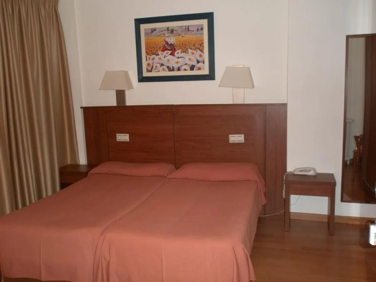 Soba sa dva kreveta i drvenim uzglavljem · Hotel Mayna, Benidorm