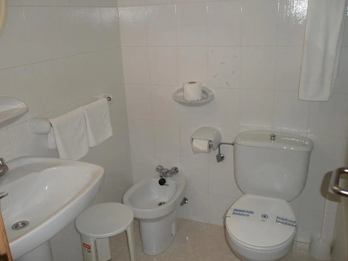 Kupatilo sa umivaonikom, bideom i WC šoljom · Hotel Mayna, Benidorm
