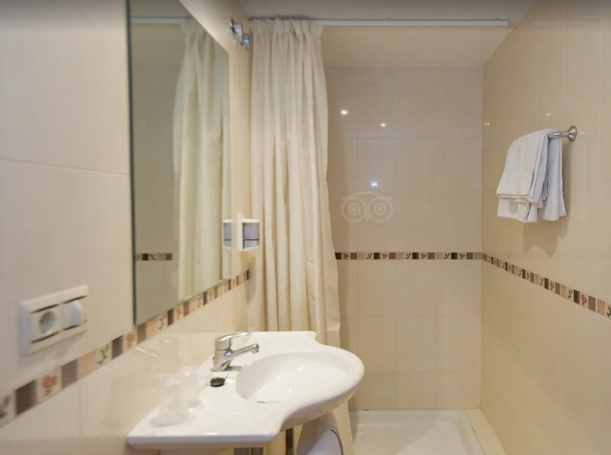 Kupatilo sa ogledalom, umivaonikom i peškirima · Hotel Mayna, Benidorm