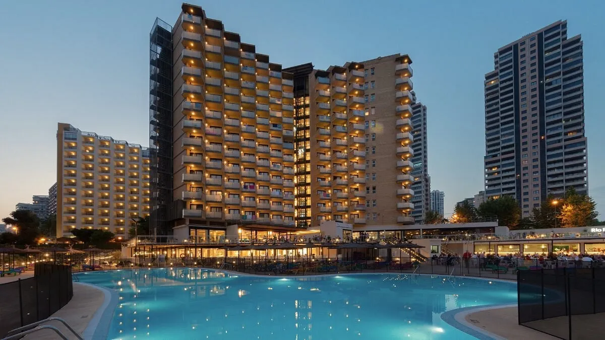Hotel i osvetljeni bazen u sumrak · MedPlaya Hotel Rio Park, Benidorm