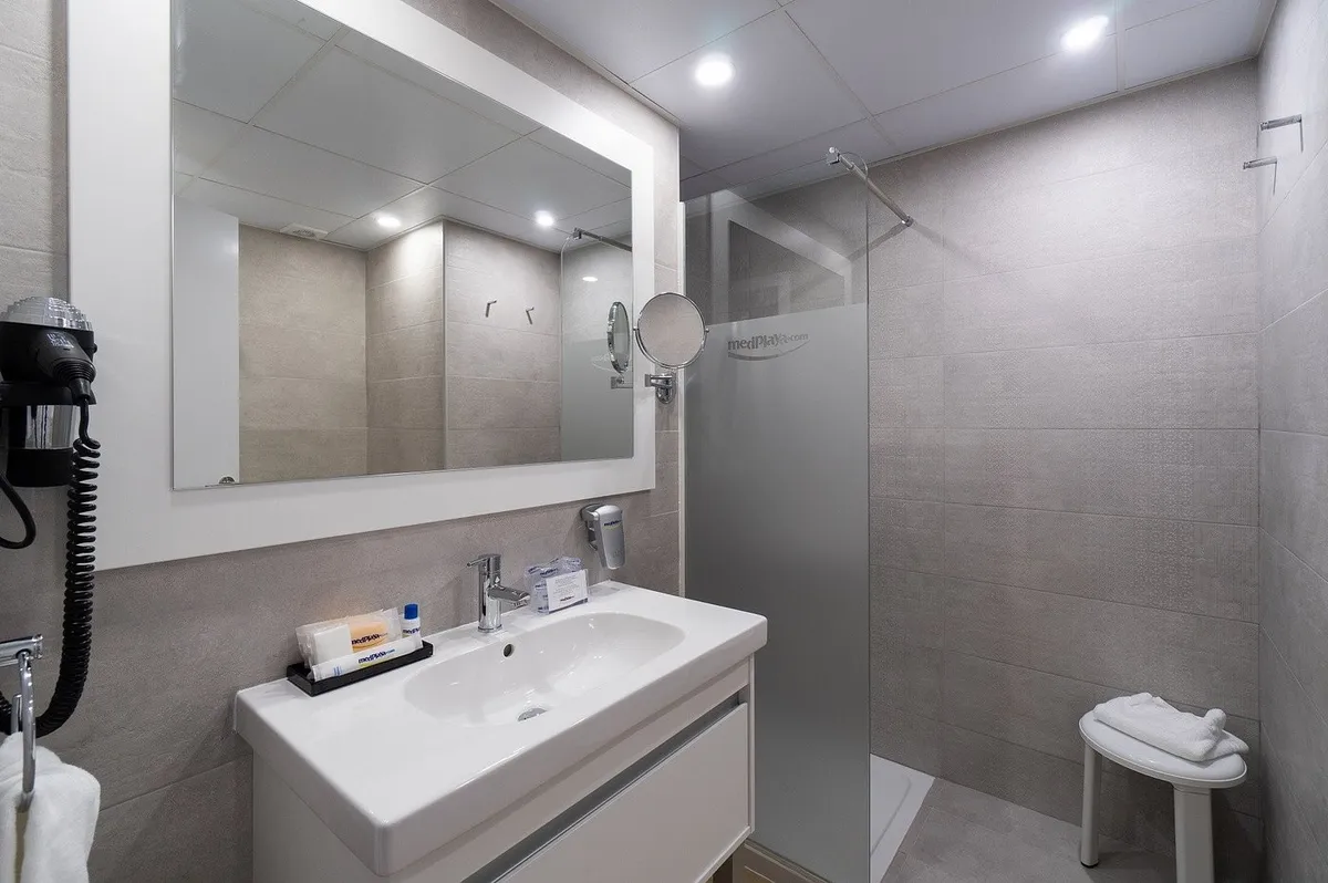Moderno kupatilo sa umivaonikom i tuš kabinom · MedPlaya Hotel Rio Park, Benidorm