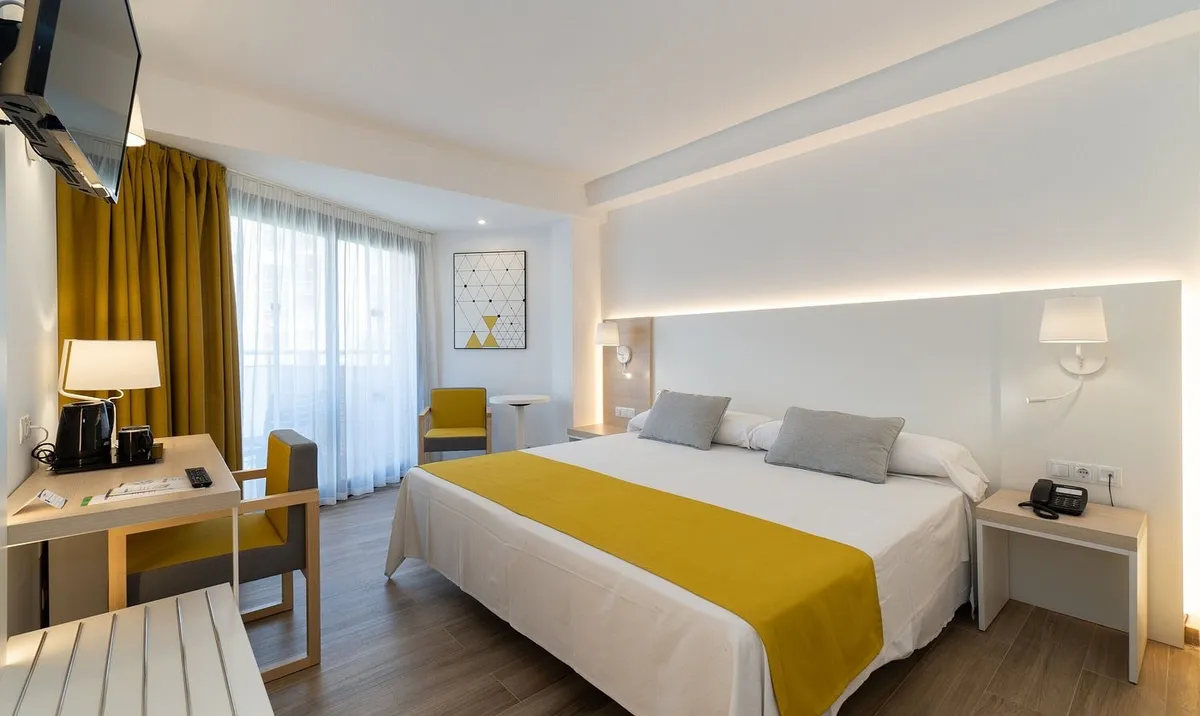 Soba sa bračnim krevetom i žutim zavesama · MedPlaya Hotel Rio Park, Benidorm
