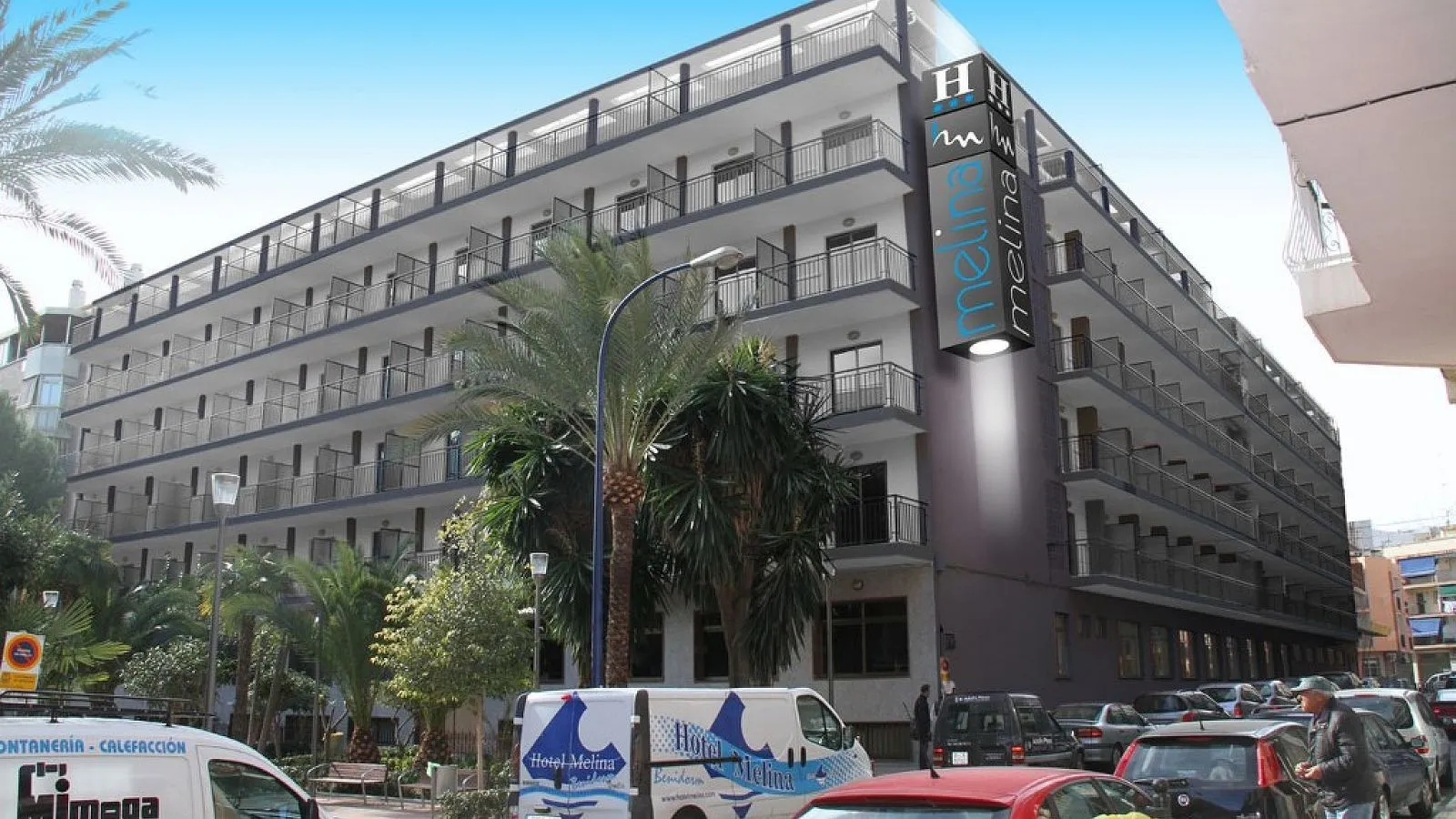 Fasada hotela sa balkonima uz ulicu sa palmama · Hotel Melina, Benidorm