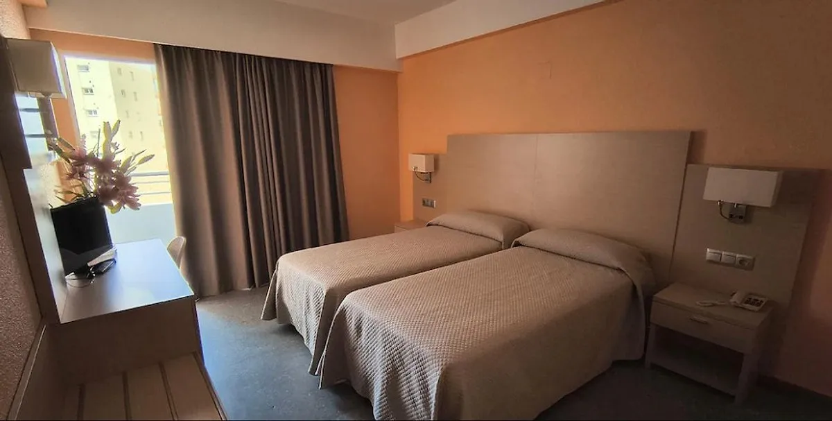 Soba sa dva kreveta i svetlim drvenim uzglavljem · Hotel Mont-Park, Benidorm
