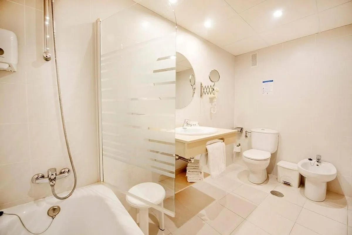 Kupatilo sa kadom i umivaonikom · Hotel Montemar, Benidorm