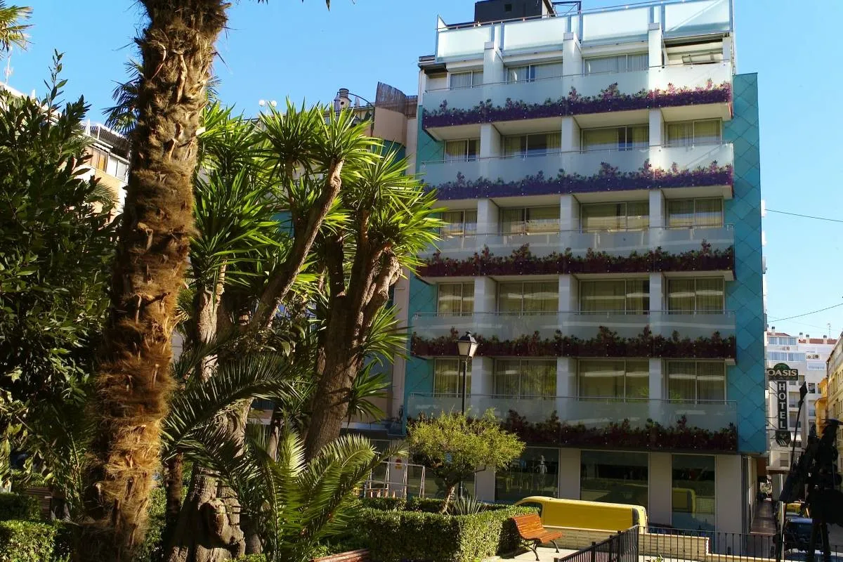 Fasada hotela sa palmama u bašti · Hotel Oasis Plaza, Benidorm
