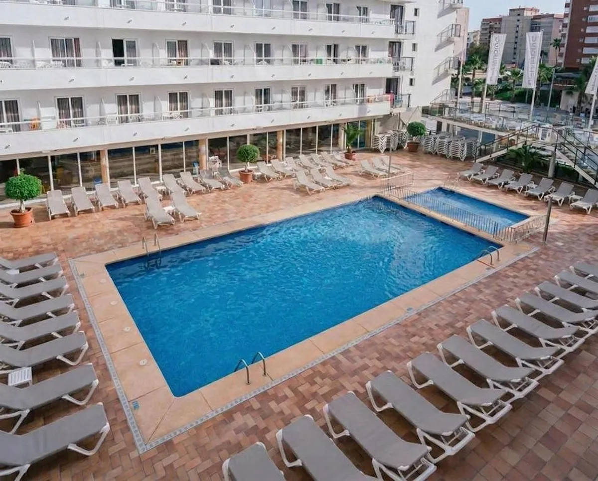 Spoljni bazen sa ležaljkama u dvorištu hotela · Hotel Port Fiesta Park, Benidorm