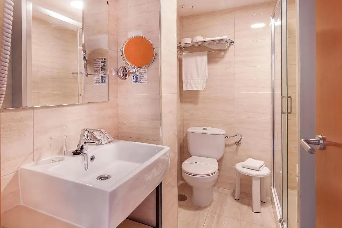 Kupatilo sa umivaonikom i tuš kabinom · Hotel Port Fiesta Park, Benidorm