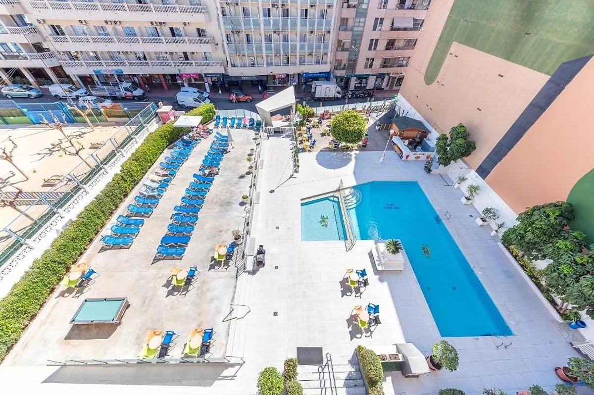 Pogled odozgo na bazen sa ležaljkama · Hotel Port Vista Oro, Benidorm