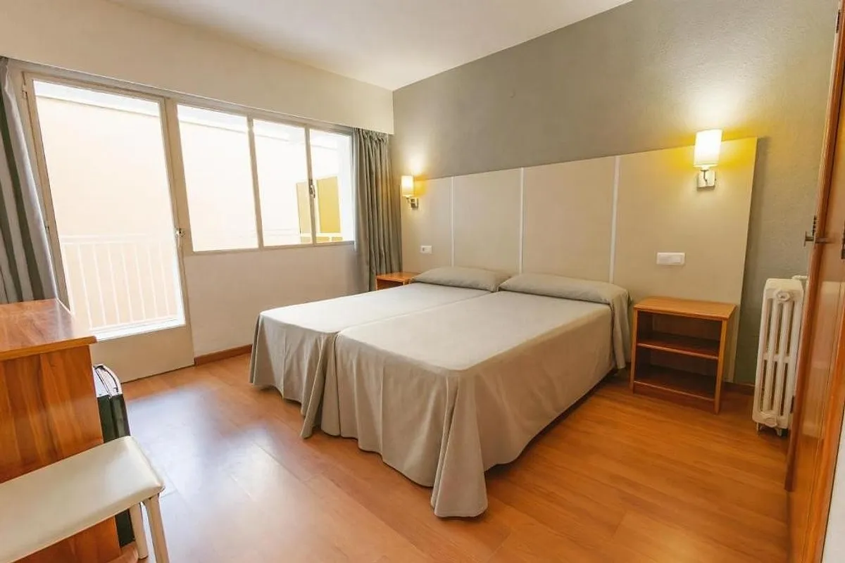 Soba sa bračnim krevetom i ormarom · Hotel Port Vista Oro, Benidorm