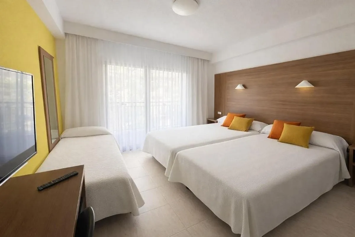 Soba sa više kreveta i drvenim zidom · Hotel Prince Park, Benidorm