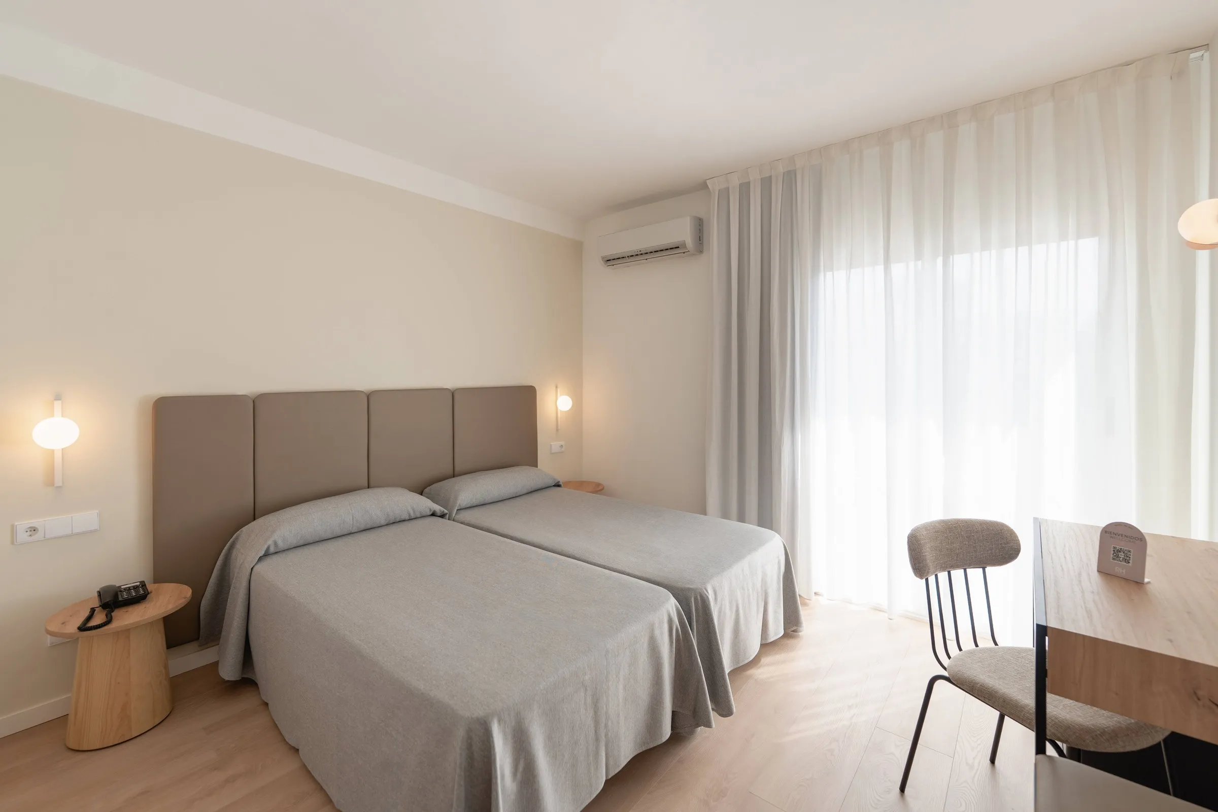 Soba sa dva kreveta i belim zavesama · RH Hotel Sol, Benidorm