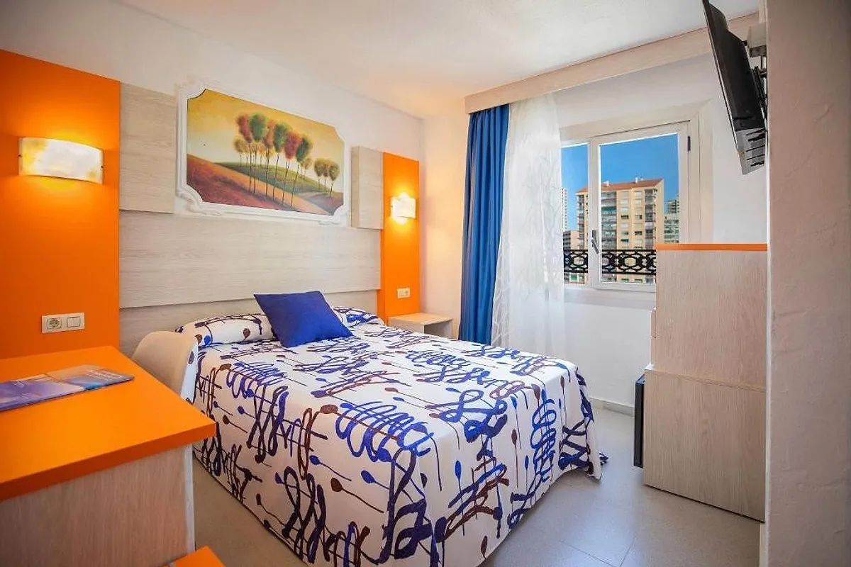 Soba sa bračnim krevetom i narandžastim detaljima · Hotel Servigroup Orange, Benidorm