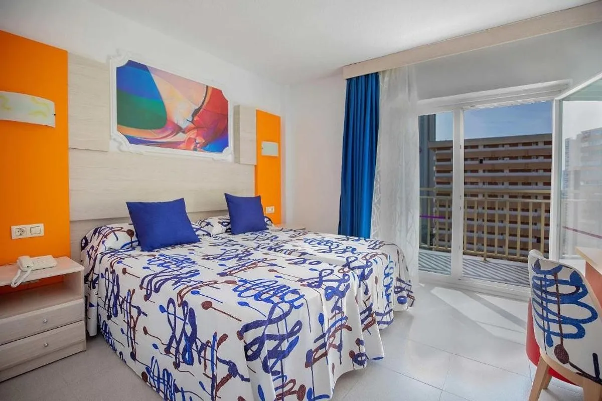 Soba sa bračnim krevetom i velikim prozorom · Hotel Servigroup Orange, Benidorm