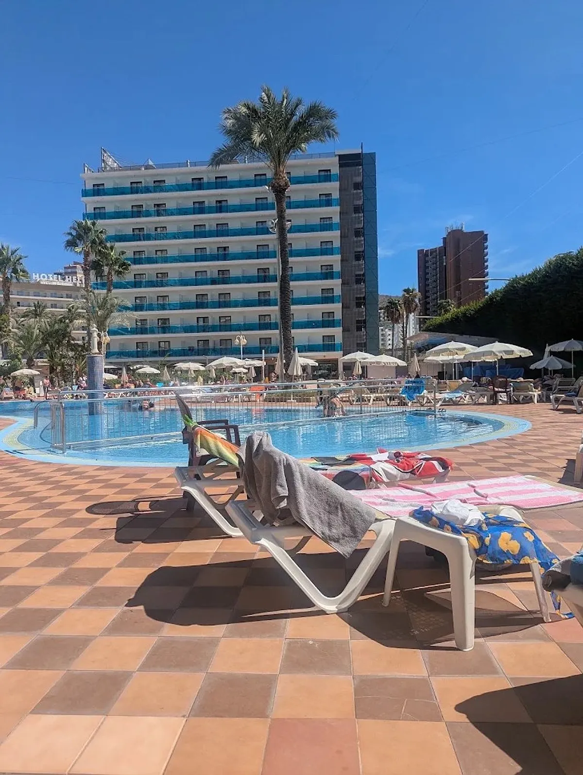 Bazen sa ležaljkama i hotelom u pozadini · Hotel Servigroup Venus, Benidorm