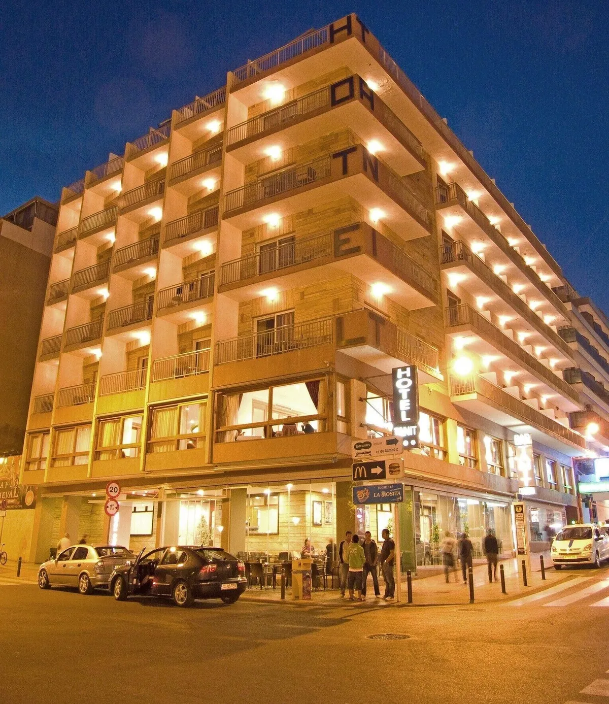 Osvetljena zgrada hotela noću · Hotel Tanit, Benidorm