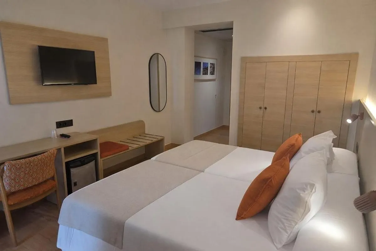 Soba sa dva kreveta, radnim stolom i televizorom · Hotel Tanit, Benidorm