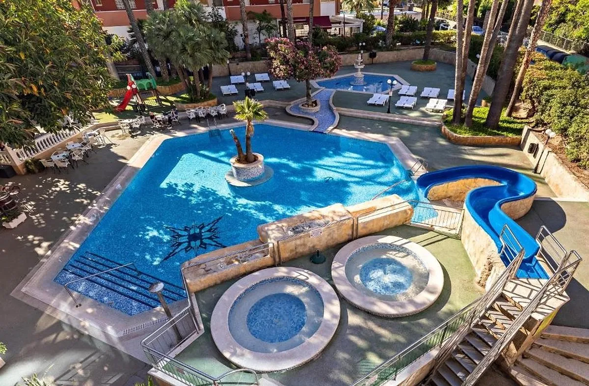 Bazen sa jakuzijima i toboganom gledan odozgo · Hotel Alone, Finestrat
