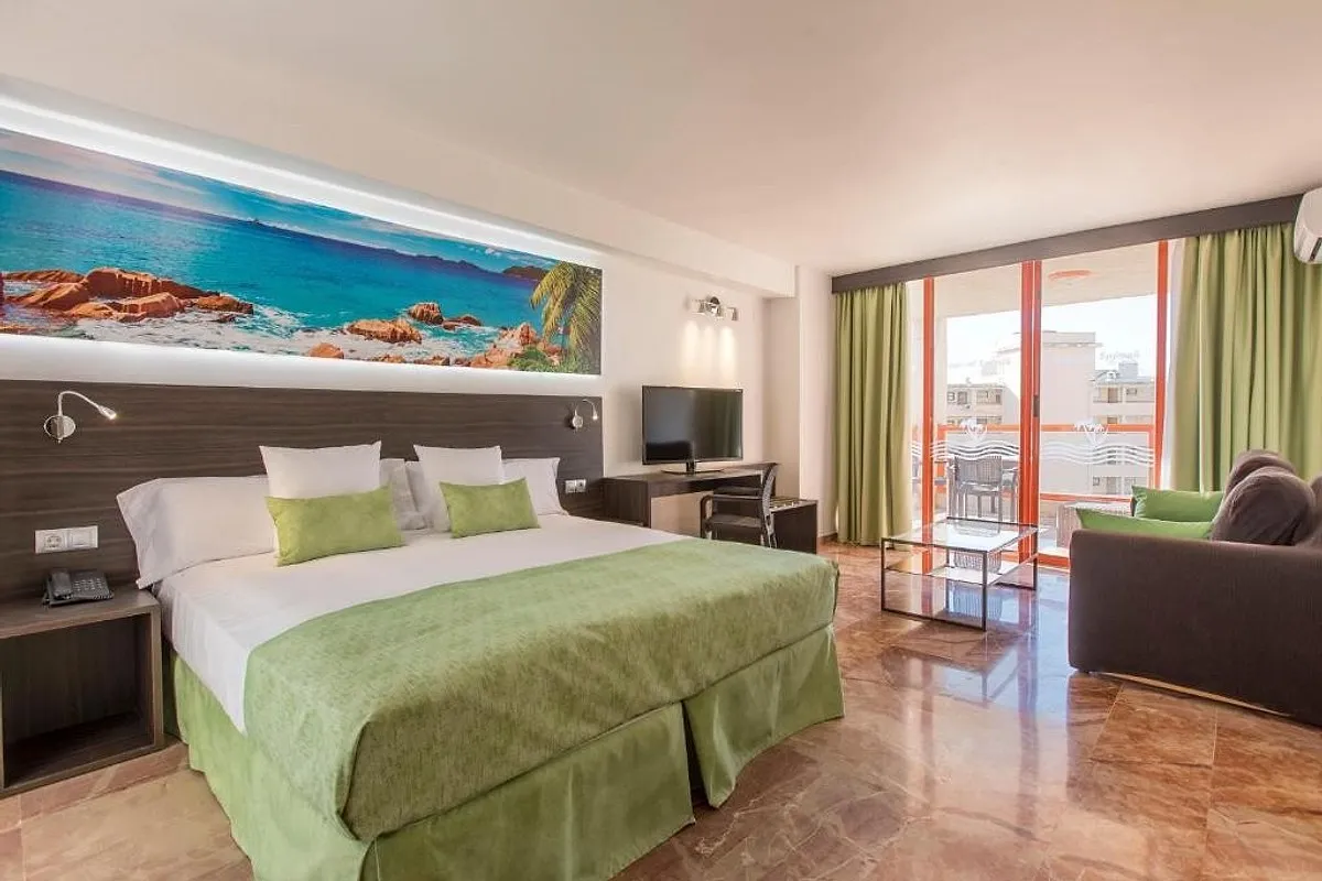 Soba sa bračnim krevetom, sofom i muralom plaže · Hotel Magic Tropical Splash, Finestrat