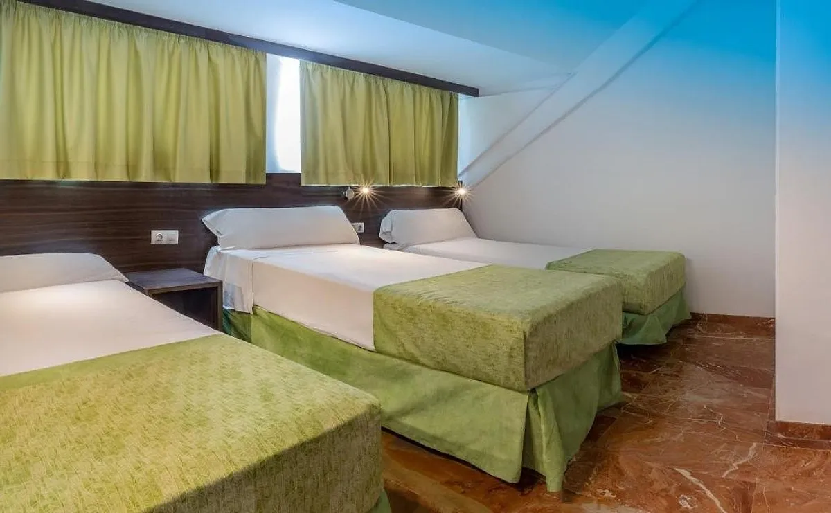 Soba sa dva kreveta i zelenim prekrivačima · Hotel Magic Tropical Splash, Finestrat