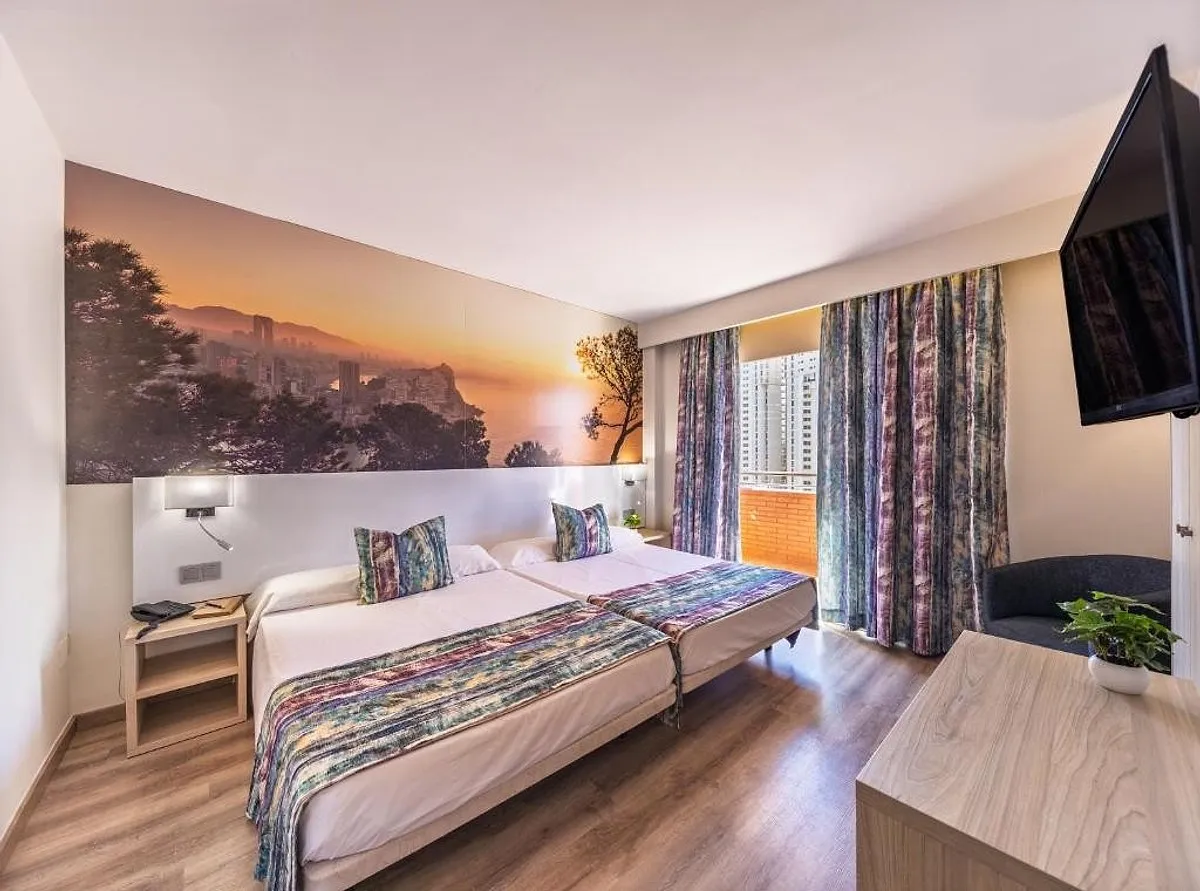 Soba sa muralom iznad kreveta i televizorom · Hotel Tropic Relax, Finestrat
