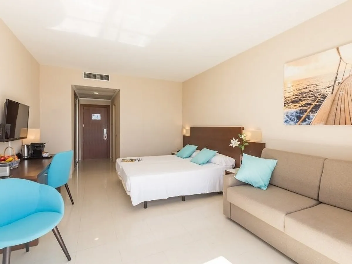 Soba sa bračnim krevetom, sofom i plavom stolicom · Pierre & Vacances Bahía Calpe, Kalpe