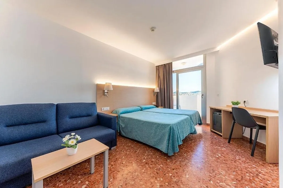 Soba sa plavom sofom i bračnim krevetom · Hotel Port Europa, Kalpe