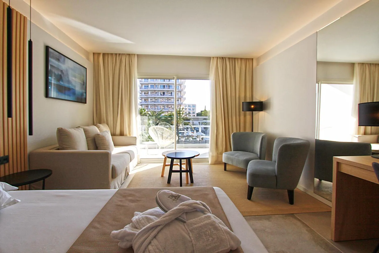 Soba sa krevetom, sofom i balkonom · Hotel Caballero, Playa de Palma
