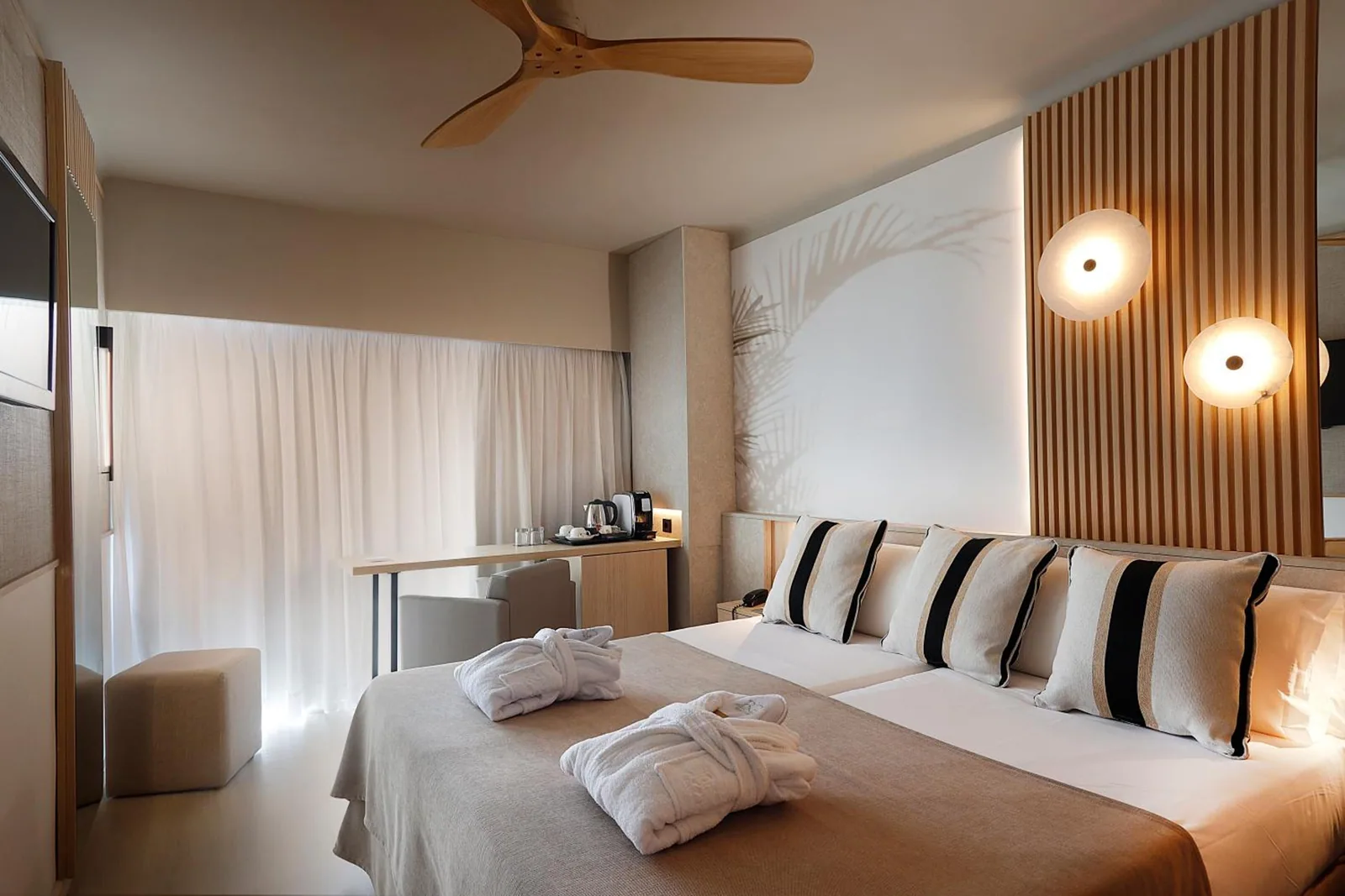 Soba sa krevetom i jastucima uz zid · Hotel Caballero, Playa de Palma