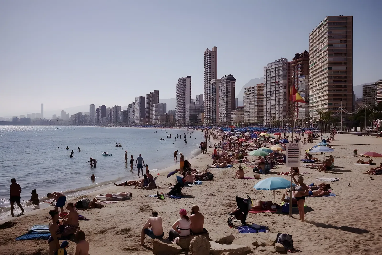 Peščana plaža sa kupačima i visokim zgradama u pozadini · Valensija - Nova godina 2027 - 3 noćenja, Valensija