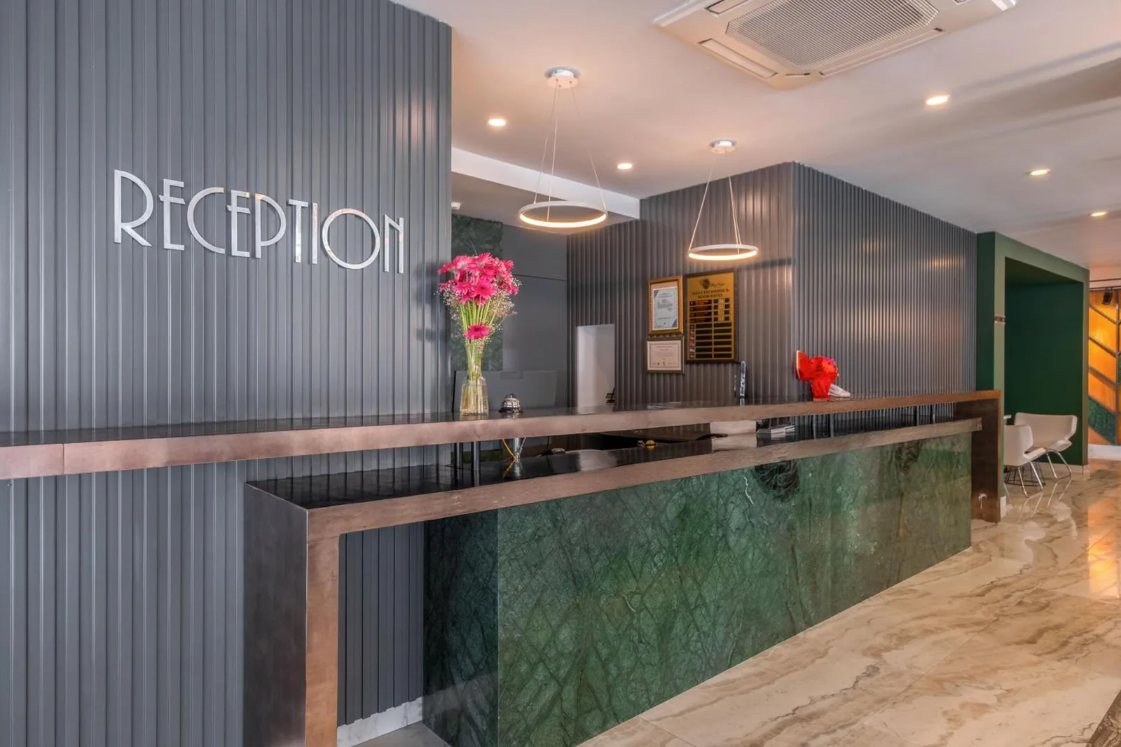 Recepcija sa zelenim mermernim pultom · Oba Star Hotel, Alanja