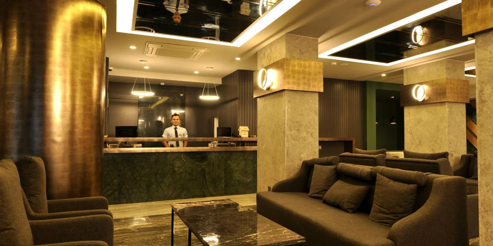 Recepcija sa sofama i zlatnim stubovima · Oba Star Hotel, Alanja