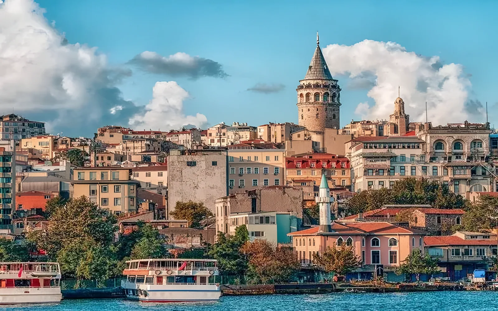 Istorijska kula sa pogledom na šarene zgrade na obali i čamce · Istanbul - 2 noćenja, Istanbul