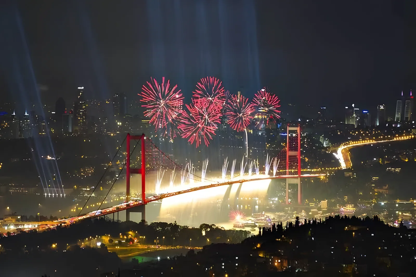 Osvetljen most sa vatrometom iznad gradskog pejzaža noću · Istanbul - Nova godina 2027 - 4 noćenja, Istanbul