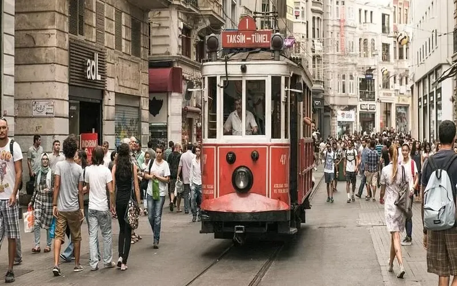 Crveni starinski tramvaj na prepunoj gradskoj trgovačkoj ulici · Istanbul - Nova godina 2027 - 4 noćenja, Istanbul