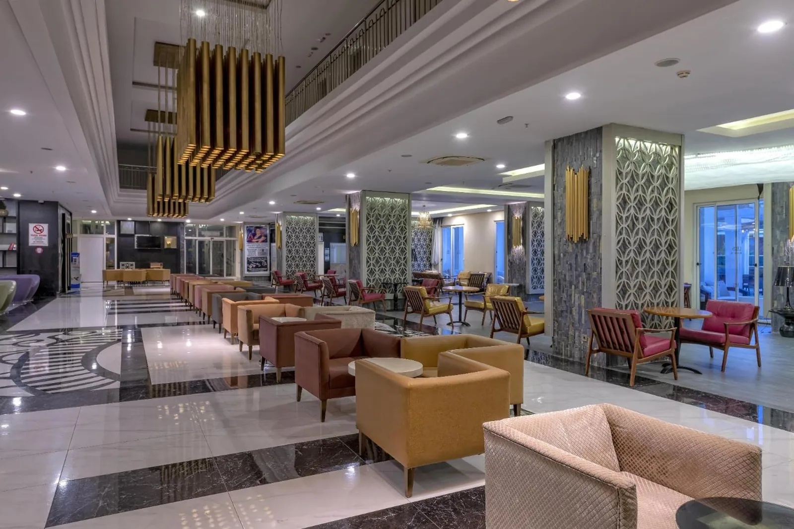 Lobi sa foteljama i dekorativnim lusterima · Port River and Spa Hotel, Side