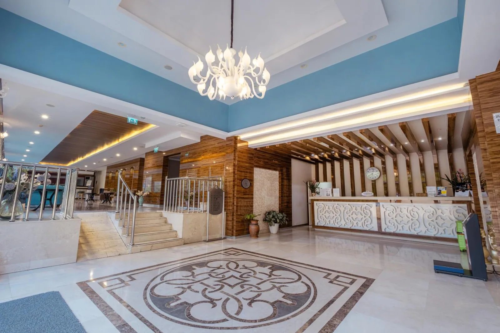 Lobi sa recepcijom i stepeništem · Sun Beach Park Hotel, Side