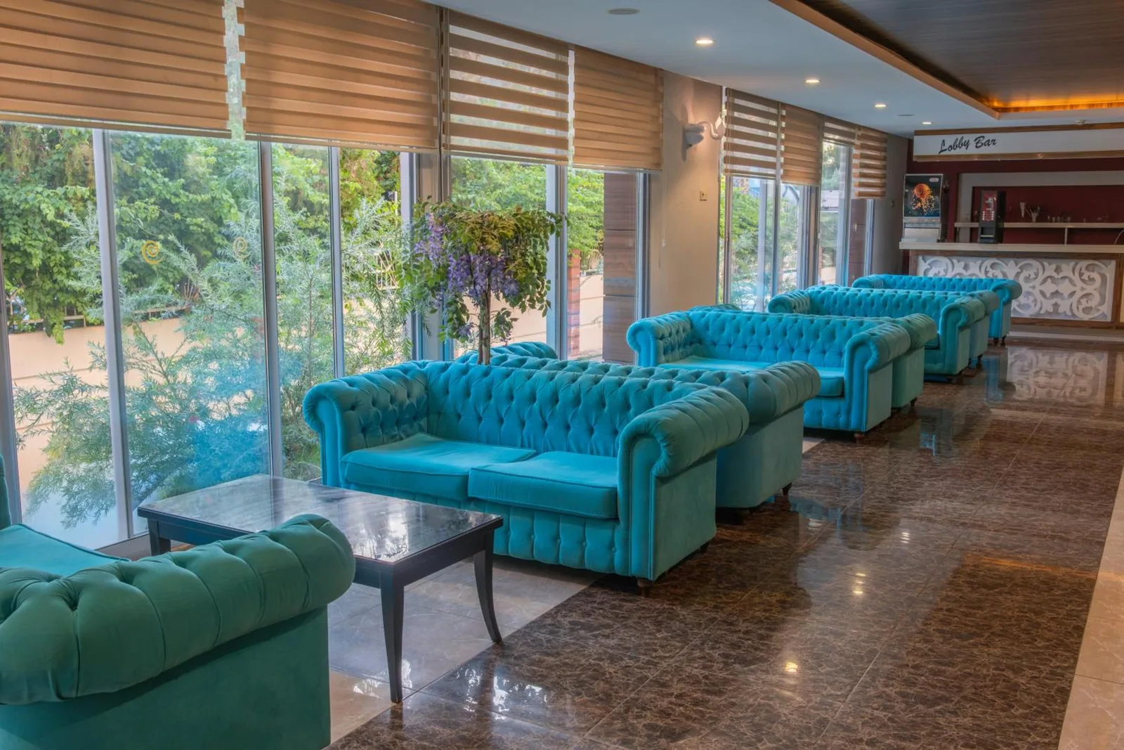 Lobi sa plavim foteljama i pogledom na zelenilo · Sun Beach Park Hotel, Side